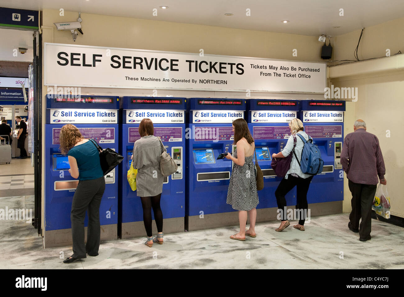 Passengers Buying Tickets From Automated Ticket Machines At Leeds Stock passengers-buying-tickets-from-automated-ticket-machines-at-leeds-stock