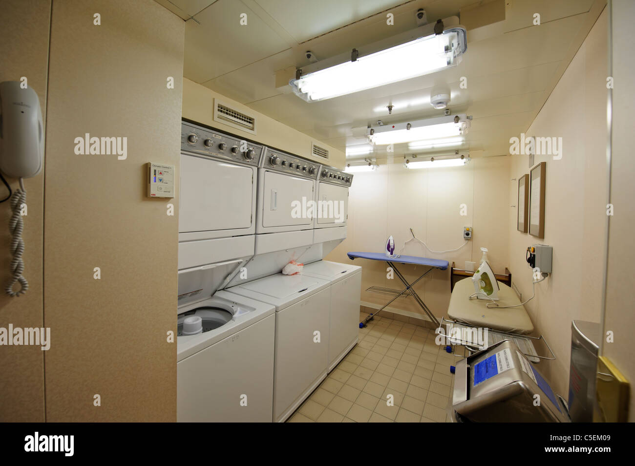 laundry-room-deck-4-queen-mary-2-cruise-ship-C5EM09.jpg