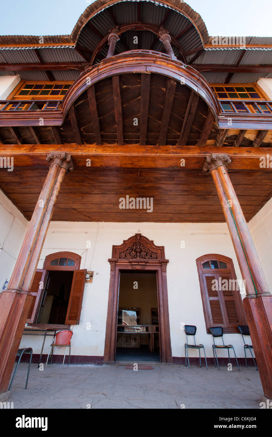 entrance-to-the-sherif-harar-city-museum-in-the-walled-city-of-harar-C6KJG4.jpg