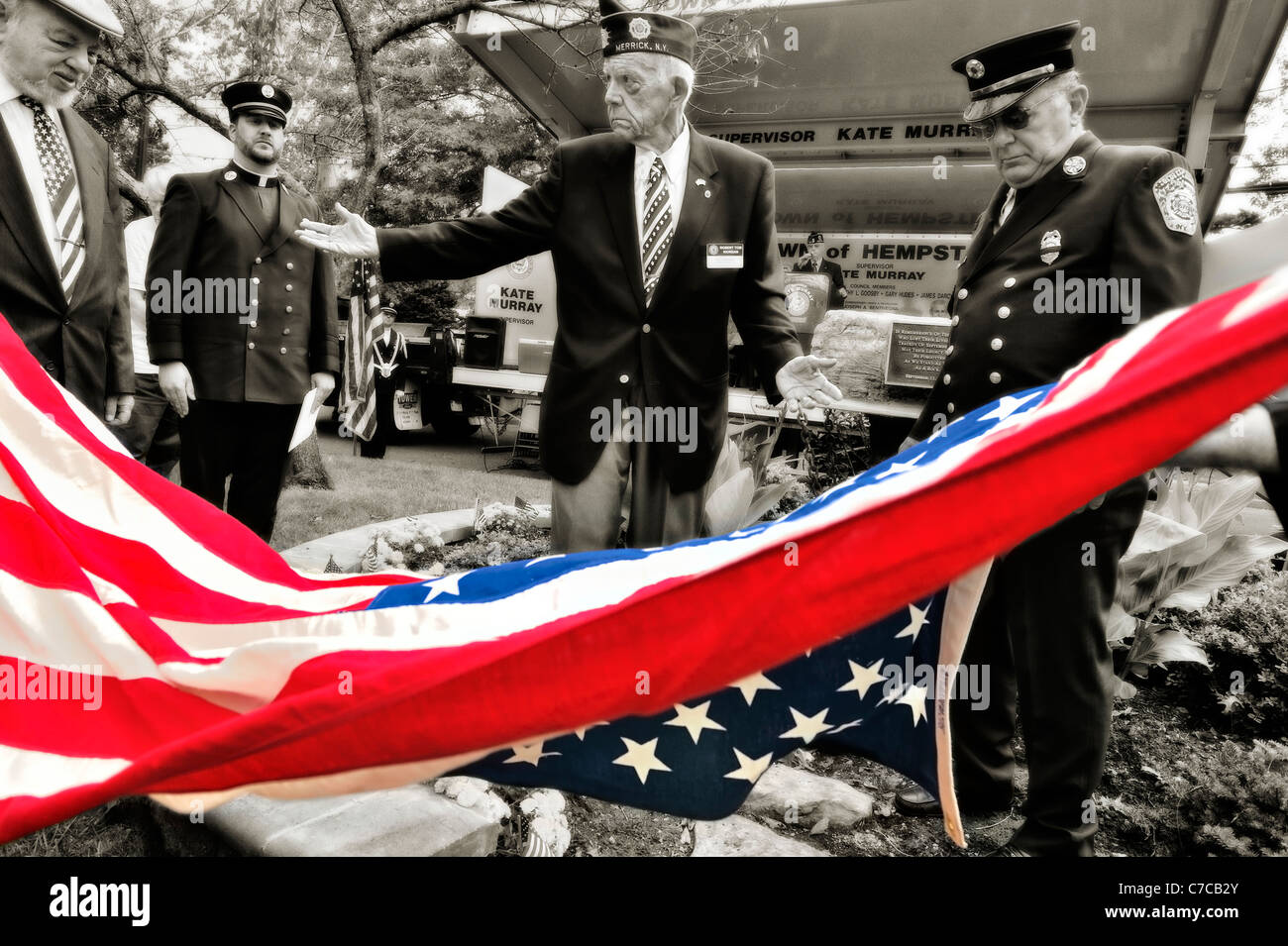 Lifting_American_Flag_reveals_monument_m