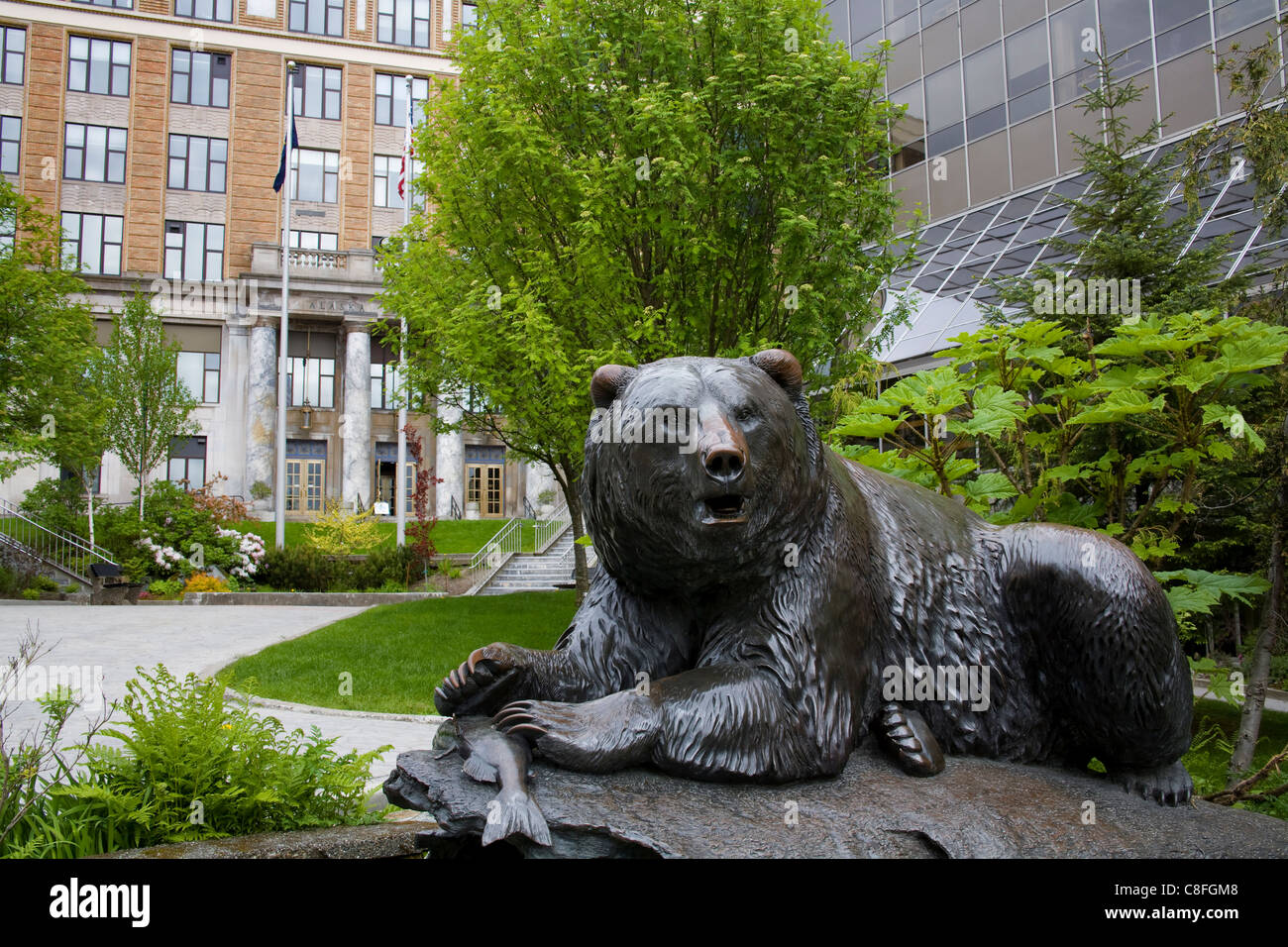 bear-sculpture-by-r-t-wallen-outside-state-capitol-building-juneau-C8FGM8.jpg