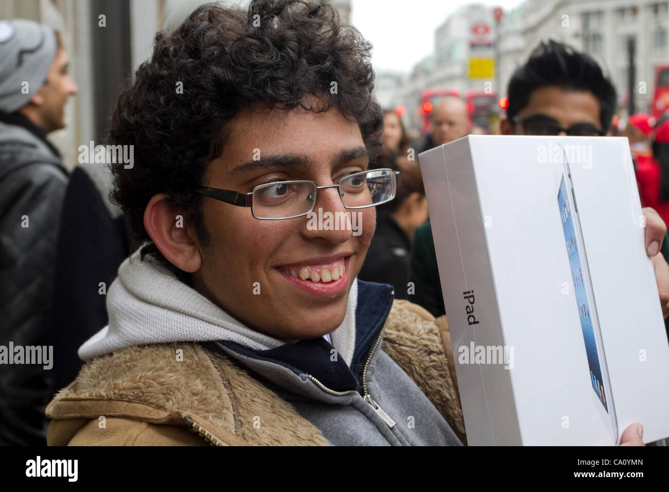 Since Saturday10th March 2012 <b>ZOHAIB ALI</b> been camping ... - london-uk-160312zohaib-ali-pictured-holding-his-new-ipad-the-third-CA0YMN