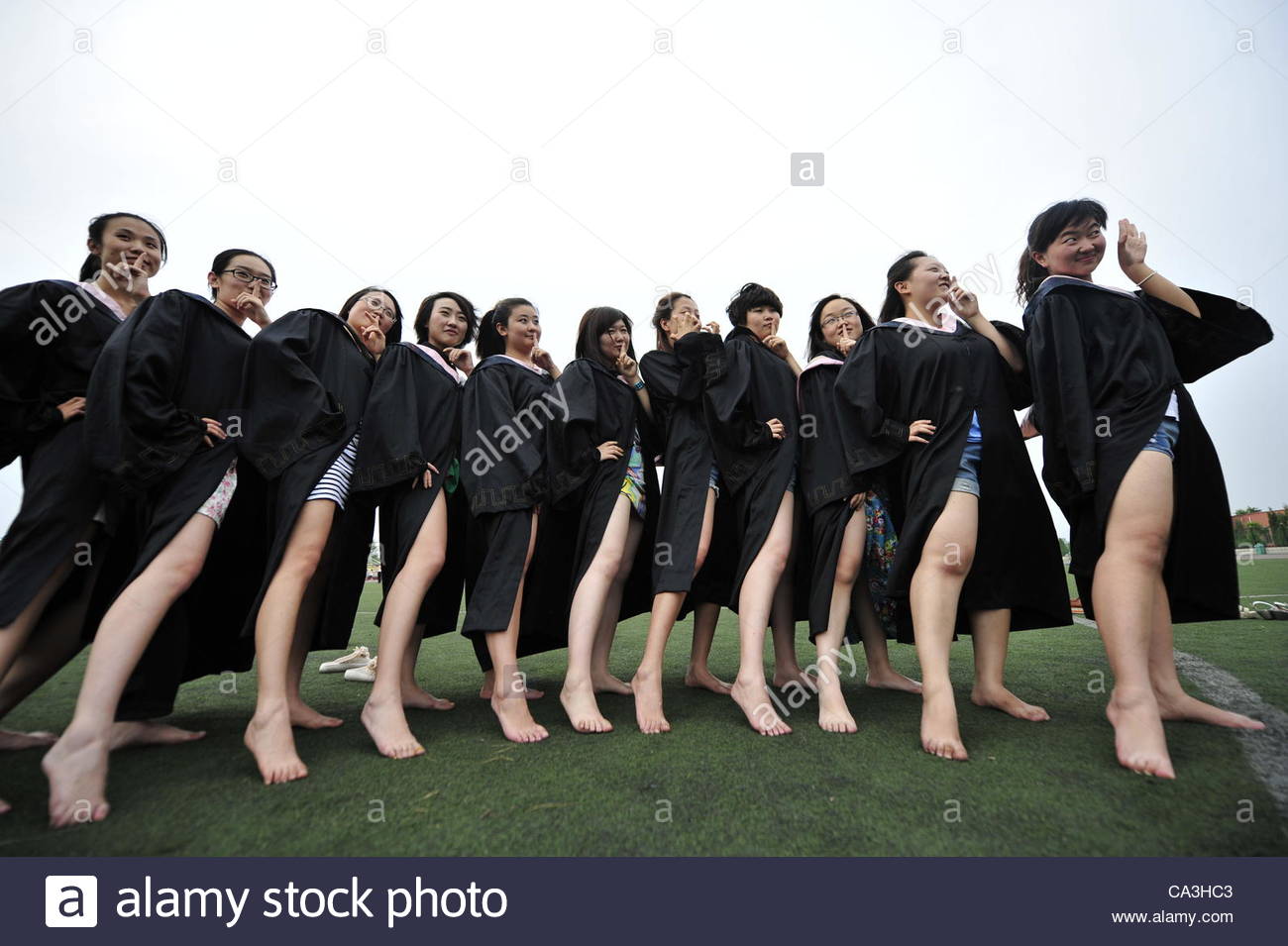 as-the-college-graduation-nears-many-funny-graduation-photos-appears-CA3HC3.jpg