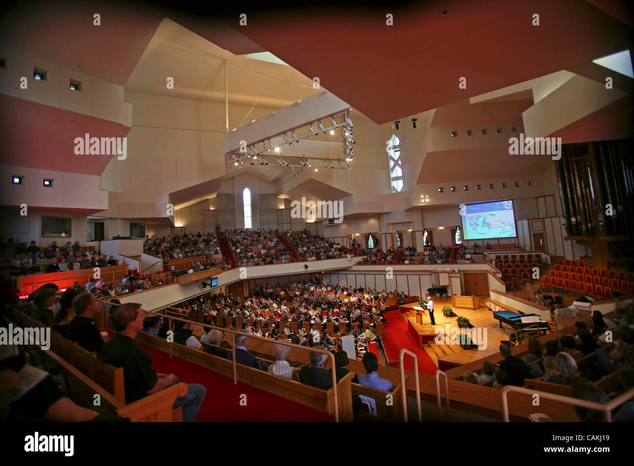 Eden Prairie, MN 9/16/07 Church goers filled the pews of Wooddale