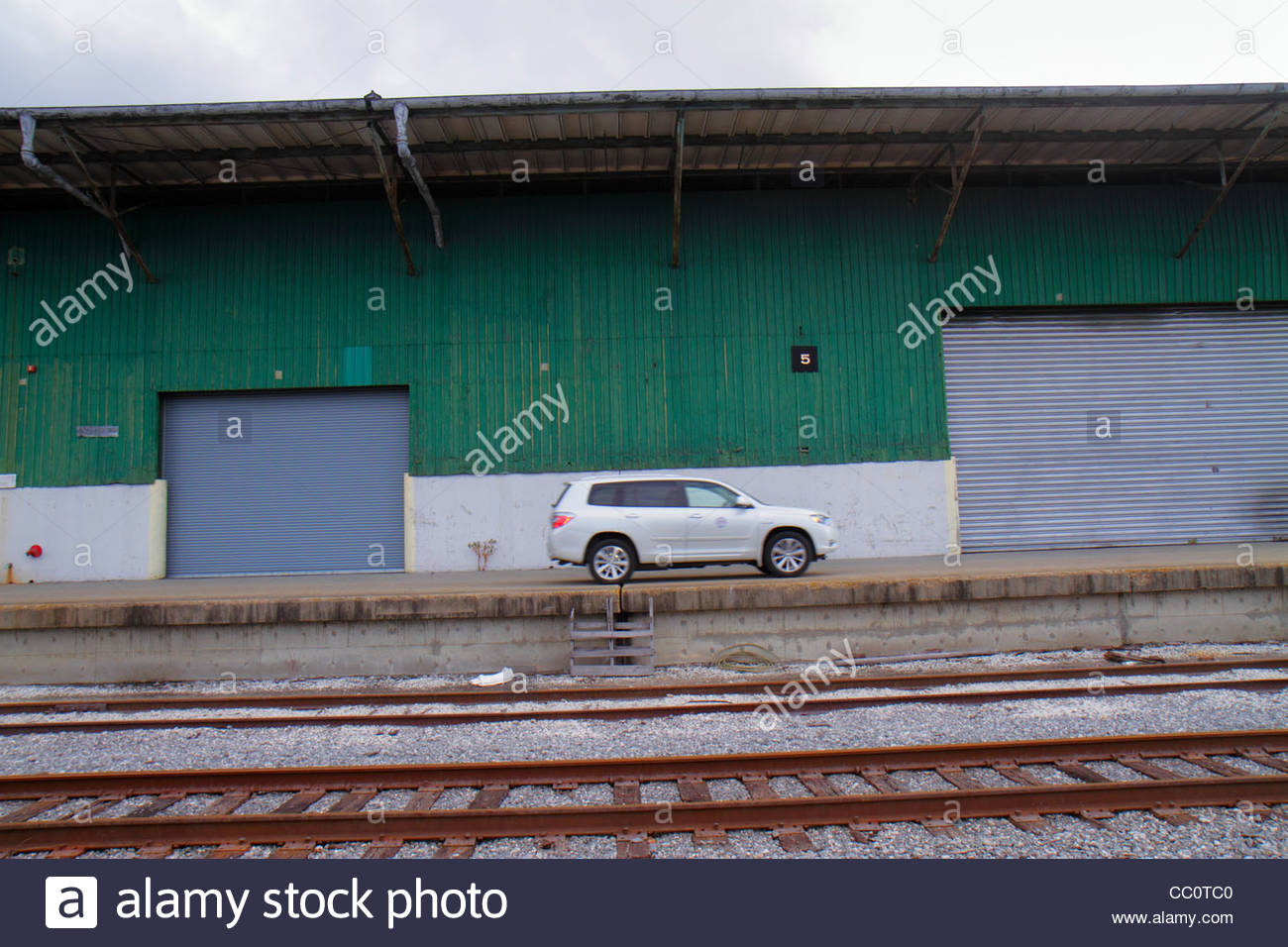 Afbeeldingsresultaat voor train loading warehouse