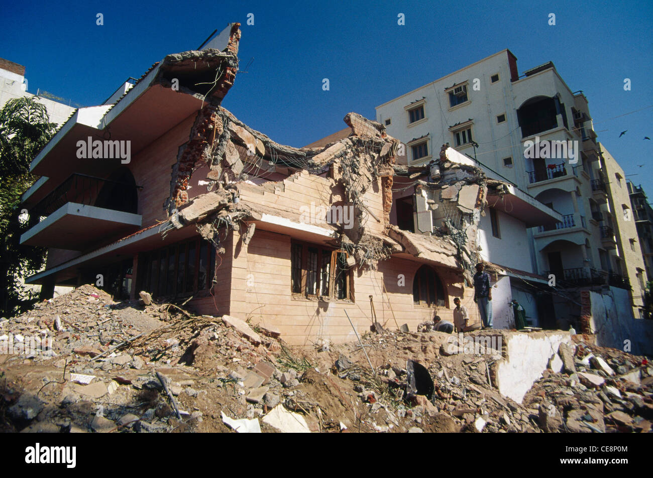 HMA 81070 earthquake damaged building manasi complex ; ahmedabad