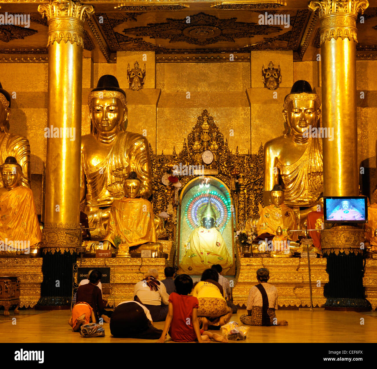 statue-buddha-buddhism-buddhist-shrine-gold-golden-illuminate-worship-CEF6FX.jpg