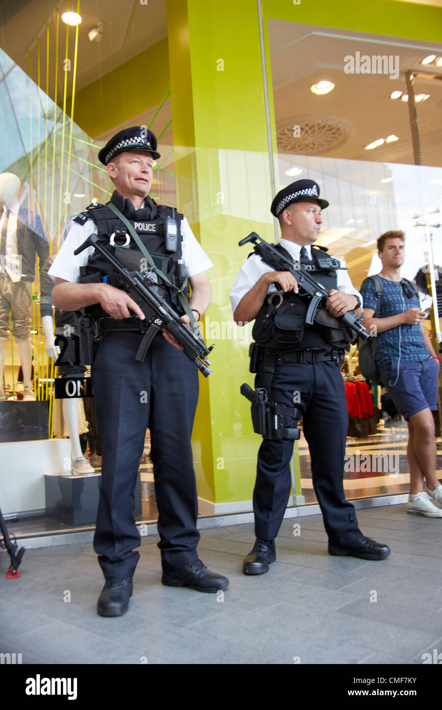 armed-police-on-duty-outside-westfield-shopping-centre-stratford-london-CMF7KY.jpg
