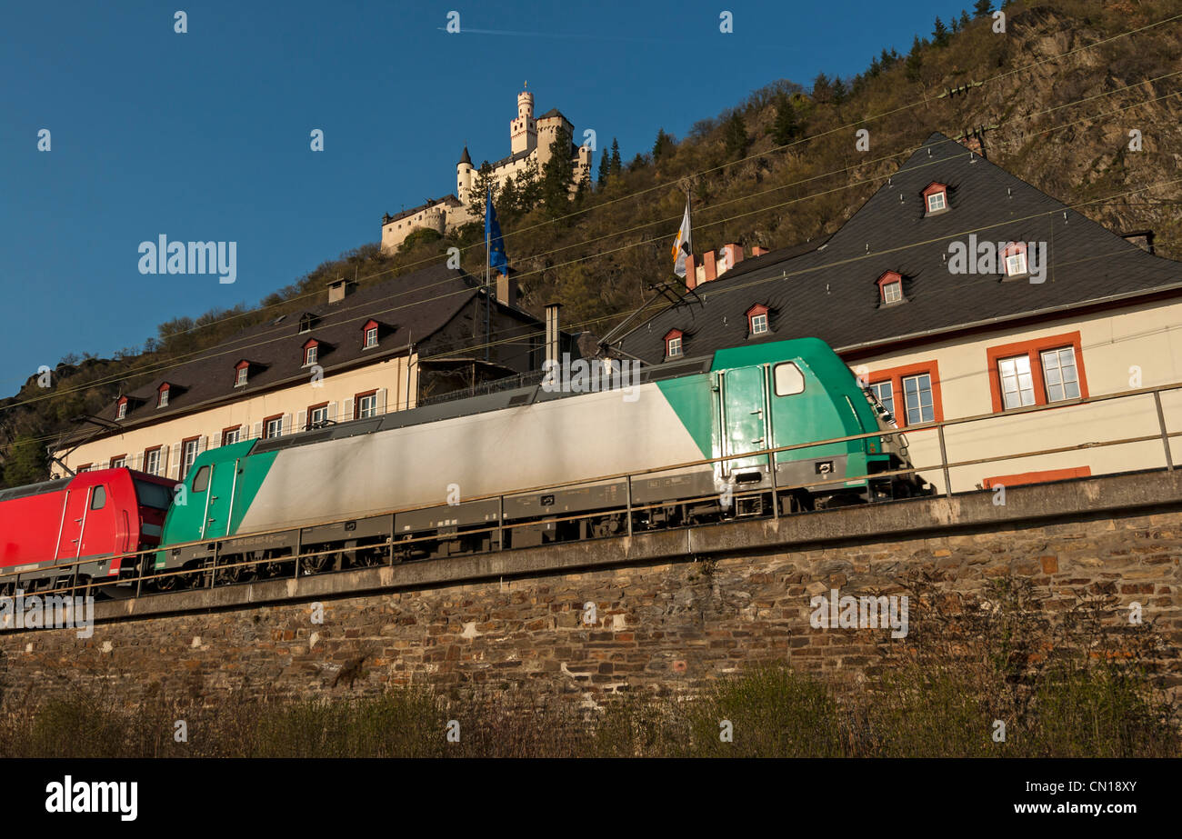Freight_train_passing_Braubach_below_the