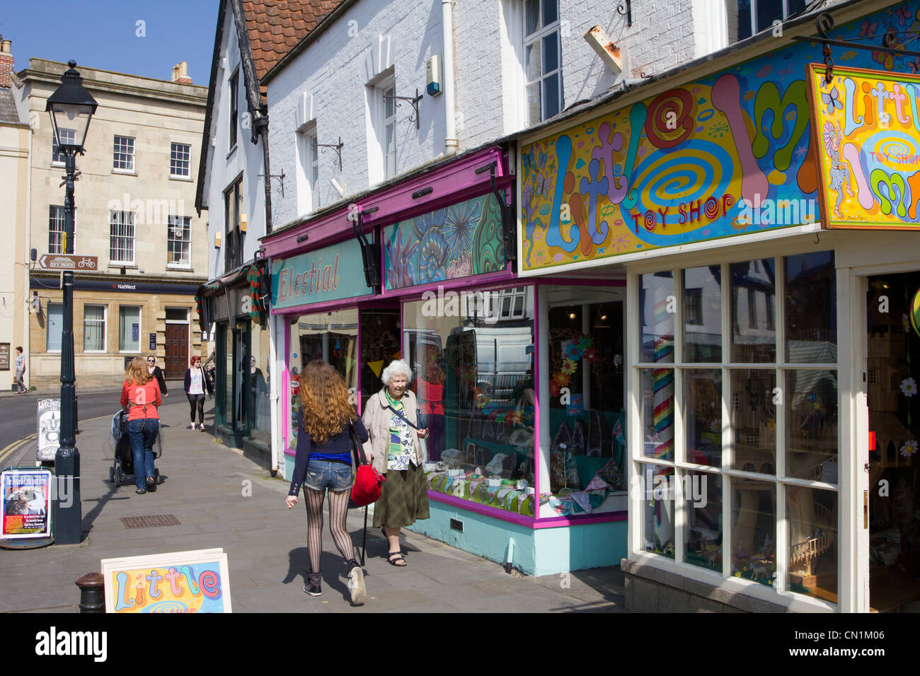 glastonbury town centre somerset england uk gb stock photo glastonbury town centre somerset england uk gb stock photo