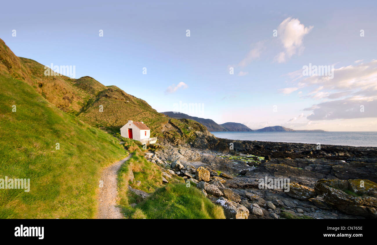 path-to-the-white-fishermans-cottage-on-