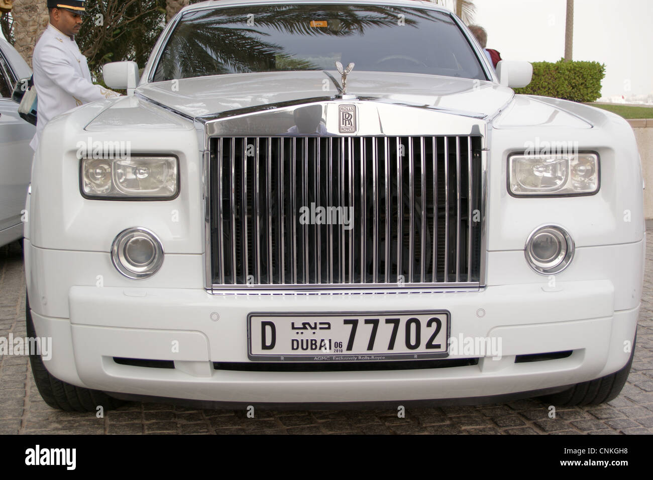 chauffeur-driven-rolls-royce-phantom-at-