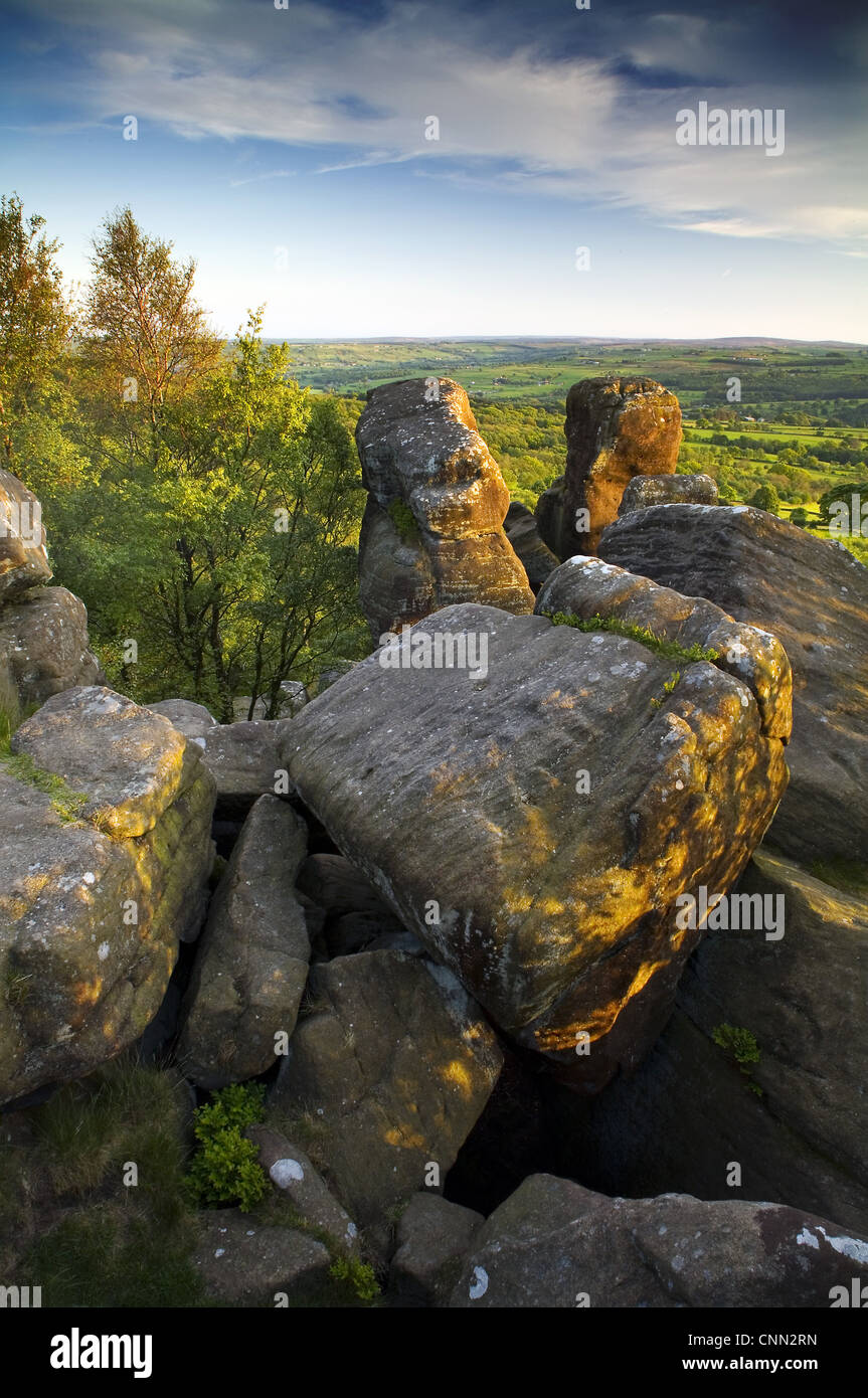 eroded-millstone-grit-sandstone-rocks-br