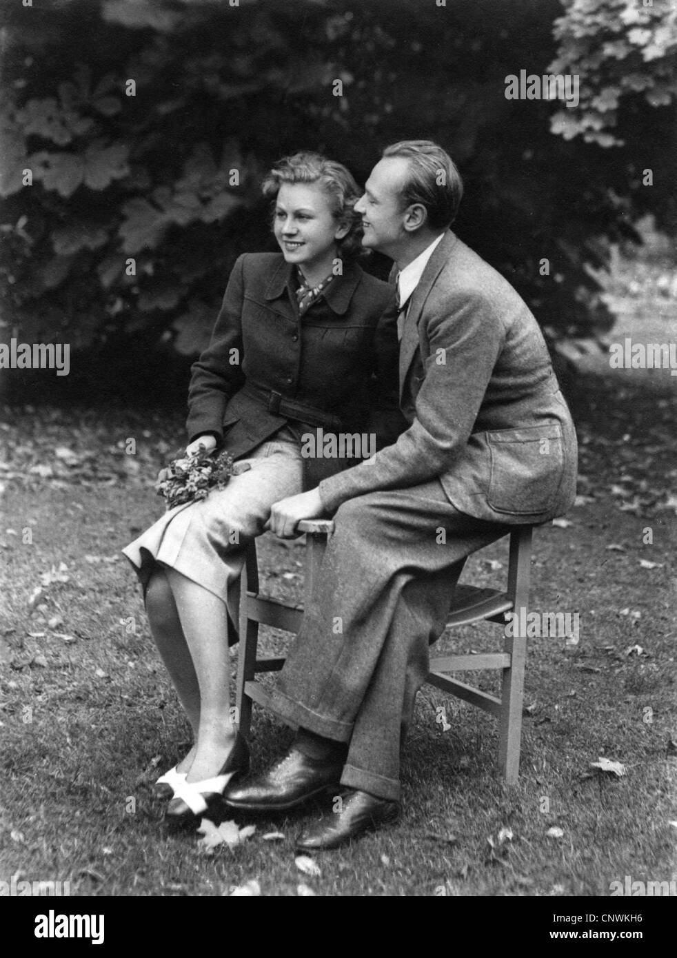 people, couple, young couple, sitting on table, 1930s, 30s, fashion