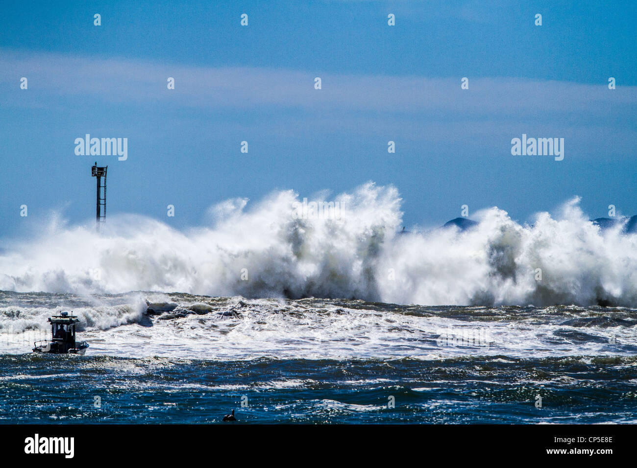 high-winds-and-big-waves-breaking-over-the-jetty-and-breakwater-in-CP5E8E.jpg