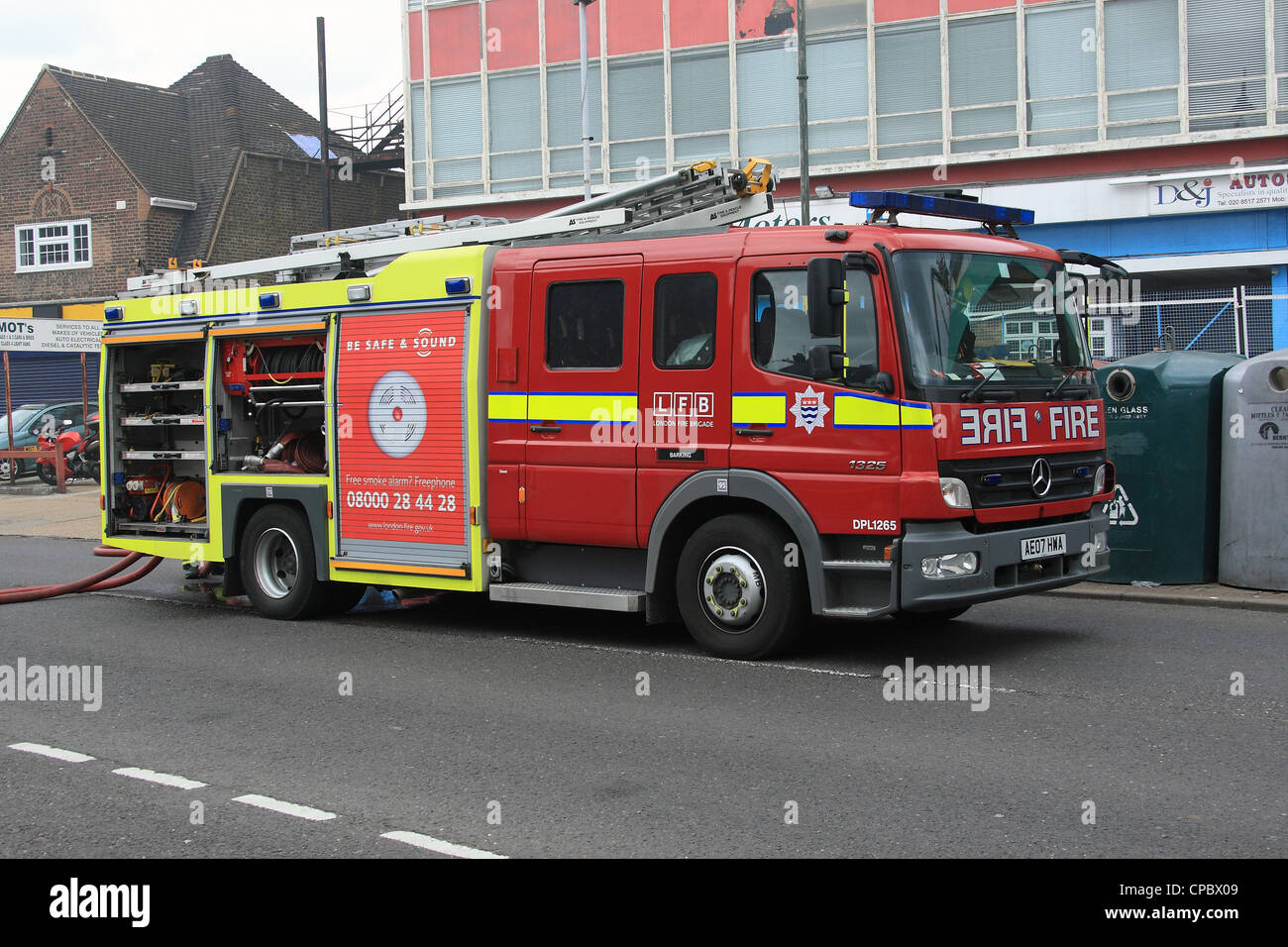 london-fire-brigade-asset-co-mercedes-1325-atego-fire-engine-CPBX09.jpg