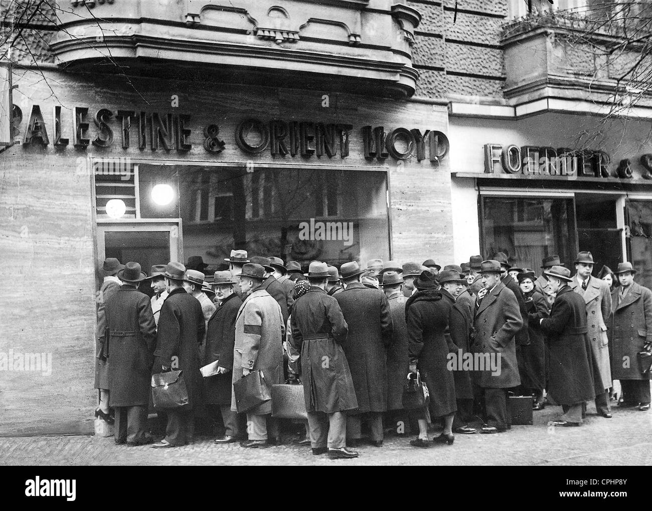 http://c8.alamy.com/comp/CPHP8Y/jews-queuing-outside-a-travel-bureau-of-palestine-and-orient-lloyd-CPHP8Y.jpg