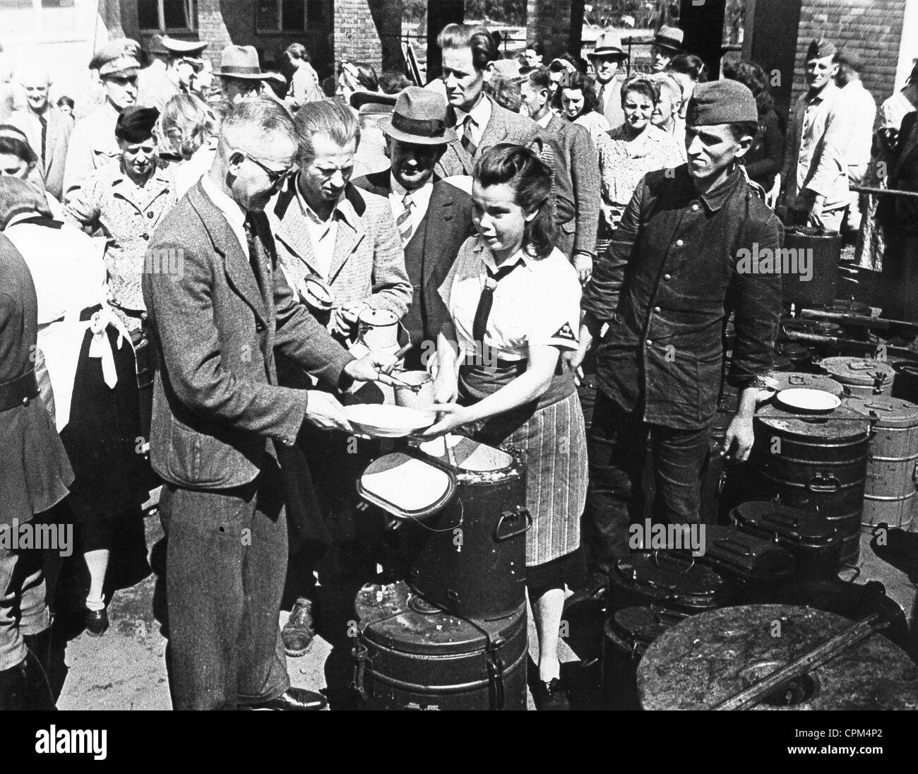 http://c8.alamy.com/comp/CPM4P2/soup-kitchen-for-the-bomb-injured-population-in-berlin-1943-CPM4P2.jpg