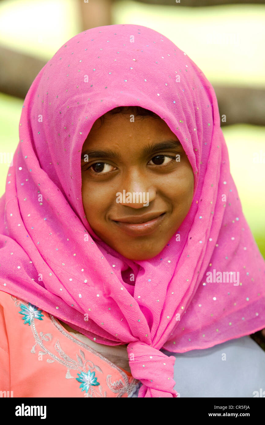 Muslim girl, Peradeniya Botanic Gardens, Kandy, Central, Sri Lanka Stock Photo - muslim-girl-peradeniya-botanic-gardens-kandy-central-sri-lanka-CR5FJA
