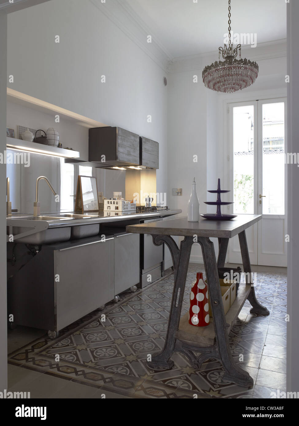 Modern kitchen in a italian apartment Stockfoto, Lizenzfreies Bild