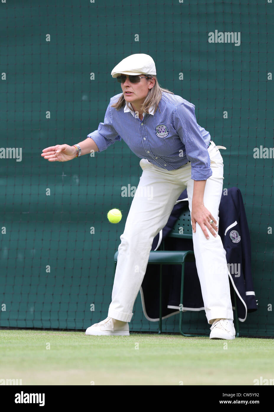 Lineswoman in action at the tennis in Wimbledon Stock Photo, Royalty