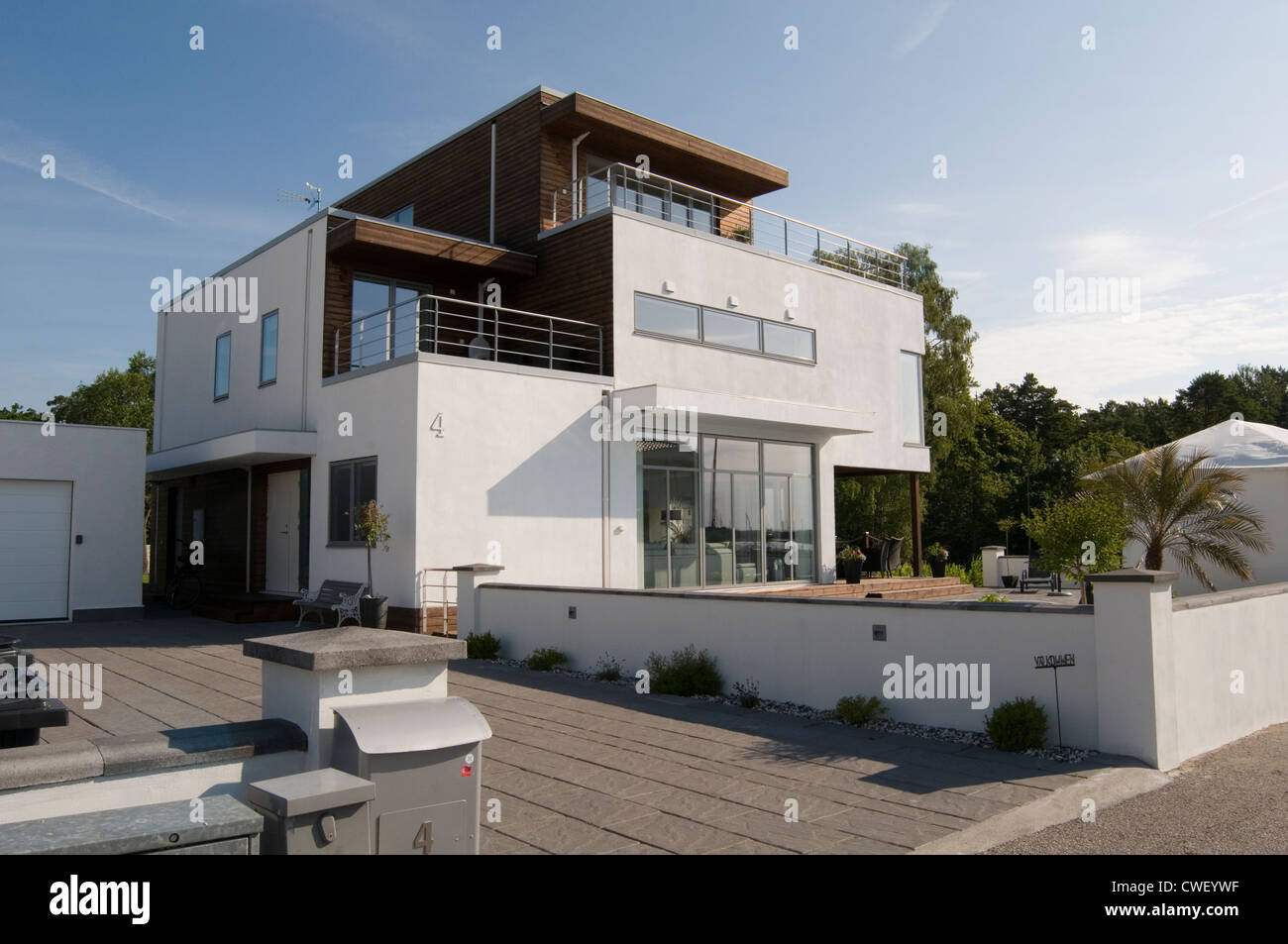 modern-swedish-house-houses-home-homes-minimalist-building-grand-designs-CWEYWF.jpg