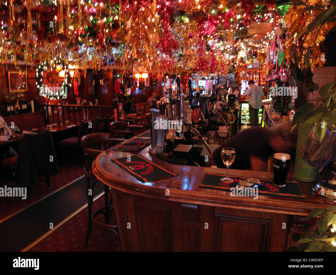 christmas-decoration-in-the-marine-pub-eastbourne-east-sus-stock