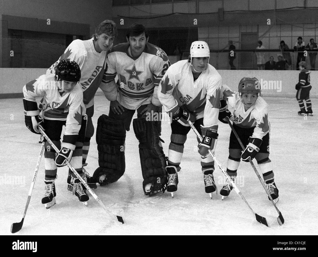 Moscow. LR; Canadian icehockey players Glenn Gretzky, Wayne Stock