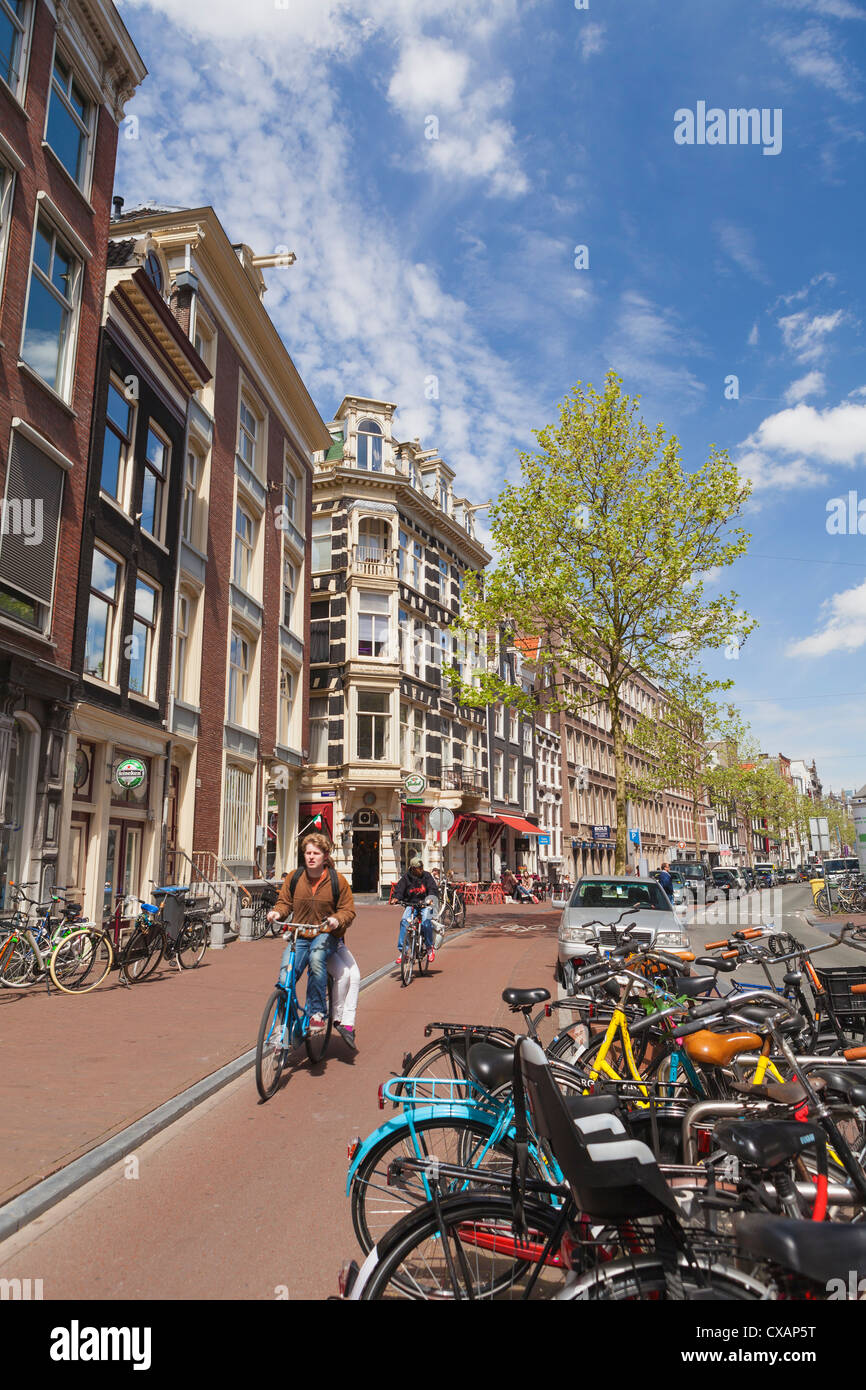 cyclists-on-the-spuistraat-amsterdam-hol