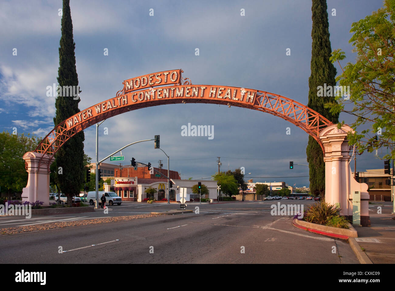 the-modesto-arch-water-wealth-contentment-health-modesto-stock-photo