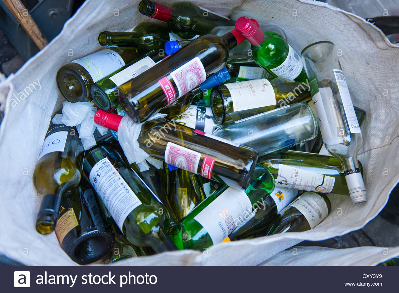 London , Embankment , rear of Gordon's Wine Bar , rubbish trash Stock