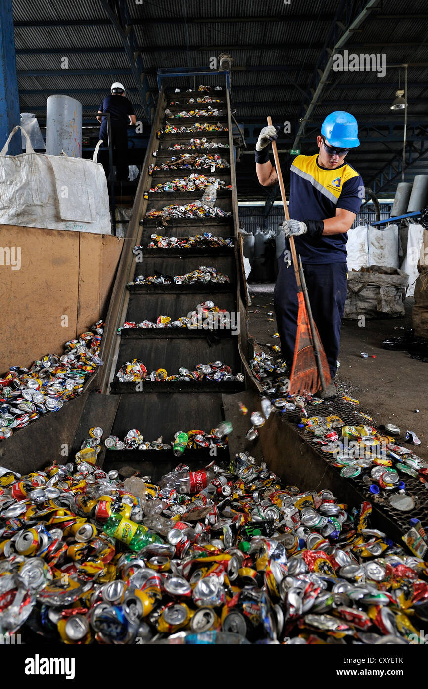 Sorting machine for cans made of tinplate, aluminium, on a conveyor