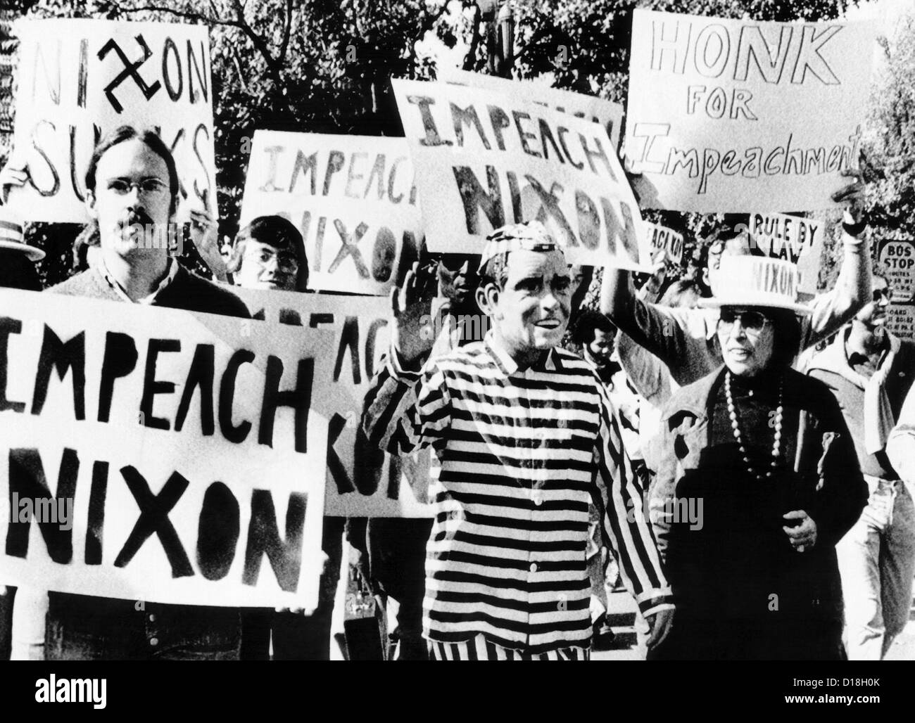 anti-nixon-demonstrators-at-the-white-house-one-demonstrator-wears-D18H0K.jpg