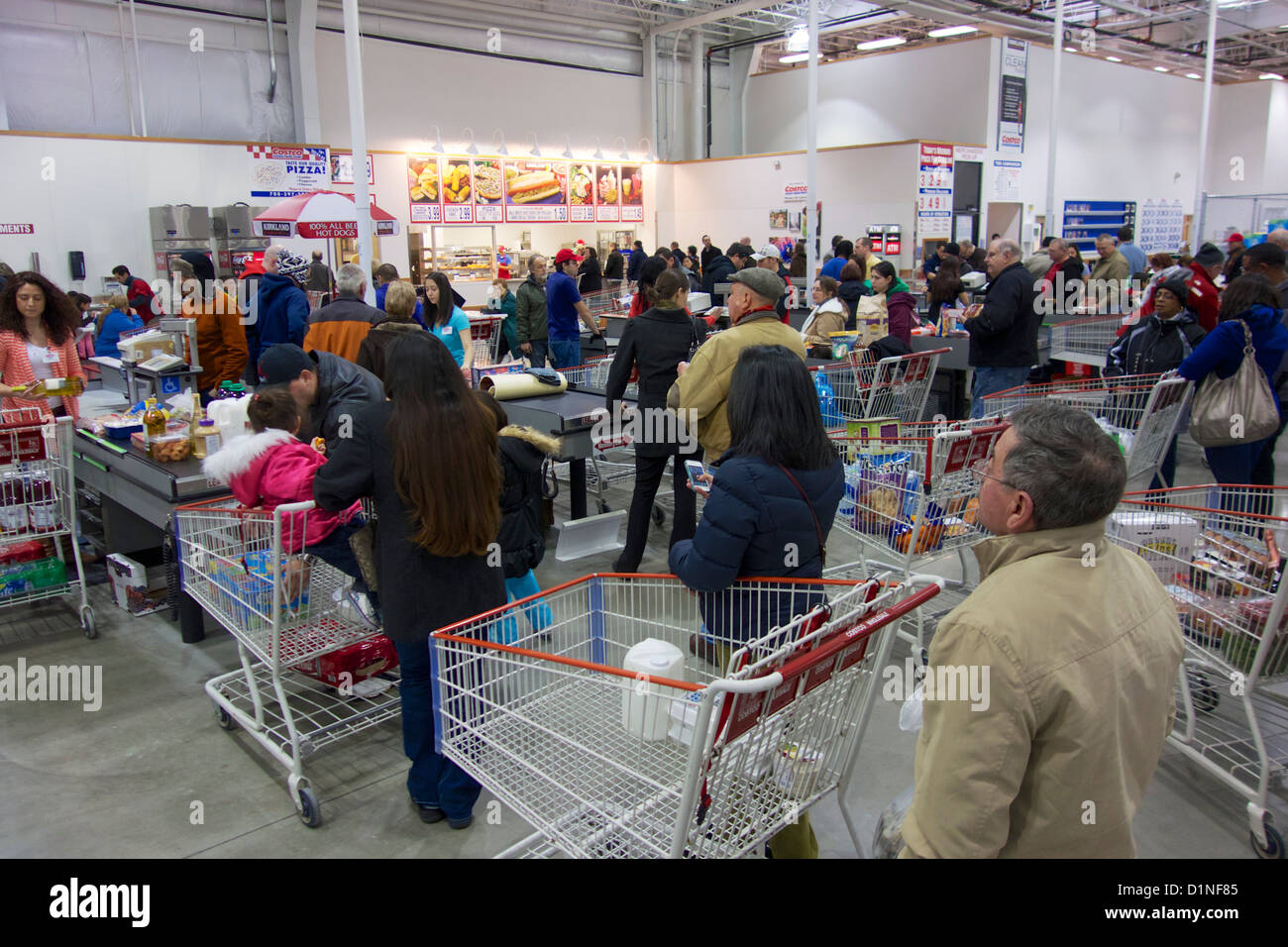 Costco-shoppers-lined-up-at-checkout-lan