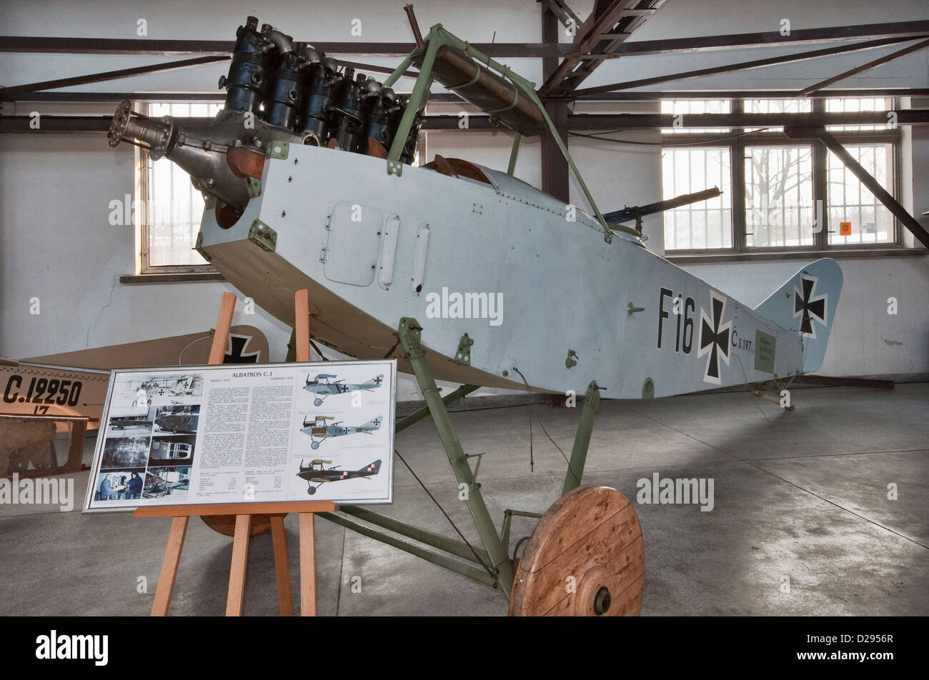 Au sujet des teintes de vernis des avions allemands 1914/1916 Fuselage-of-1915-albatros-ci-ww1-german-fighter-biplane-polish-aviation-D2956R