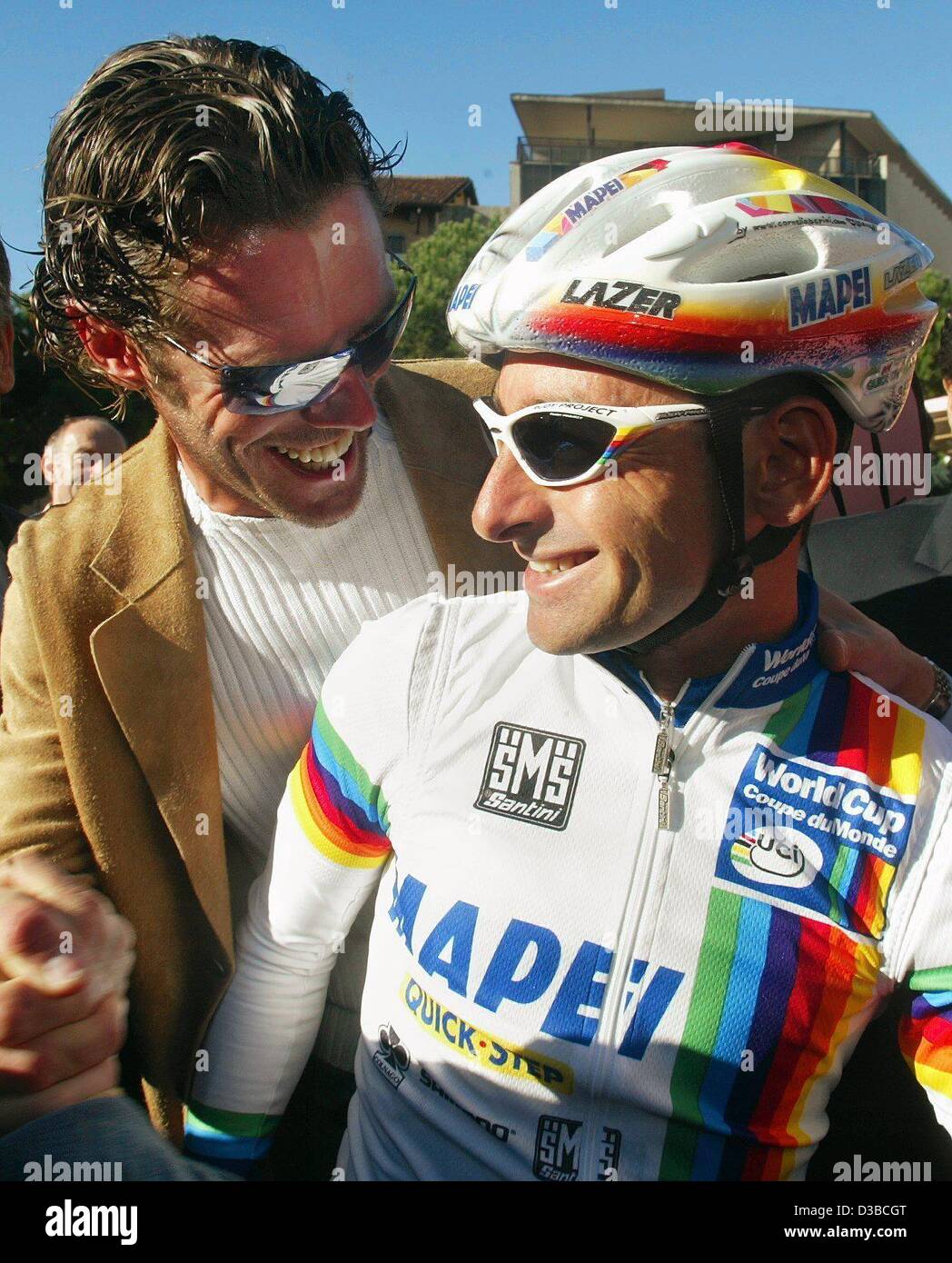 (dpa) Italian cyclist Paolo Bettini greets his fellow countryman