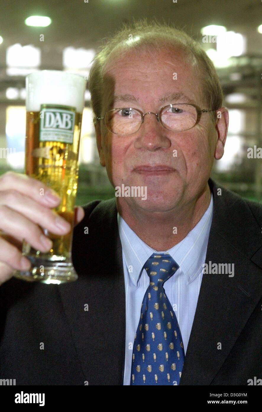 (dpa) - Ulrich Kallmeyer, Chairman of the Radeberger brewery group cheers with a glass of beer in the filling department at the DAB Brewery, which belongs ... - dpa-ulrich-kallmeyer-chairman-of-the-radeberger-brewery-group-cheers-D3G0YM