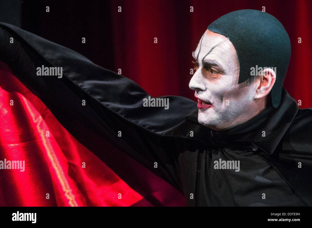 Actor Marcus Bluhm as &#39;Hendrik Hoefgen in the role of Mephisto&#39; performs on stage during the photo rehearsal of &#39;Mephisto&#39; in Hamburg, Germany, ... - actor-marcus-bluhm-as-hendrik-hoefgen-in-the-role-of-mephisto-performs-D3TE9H