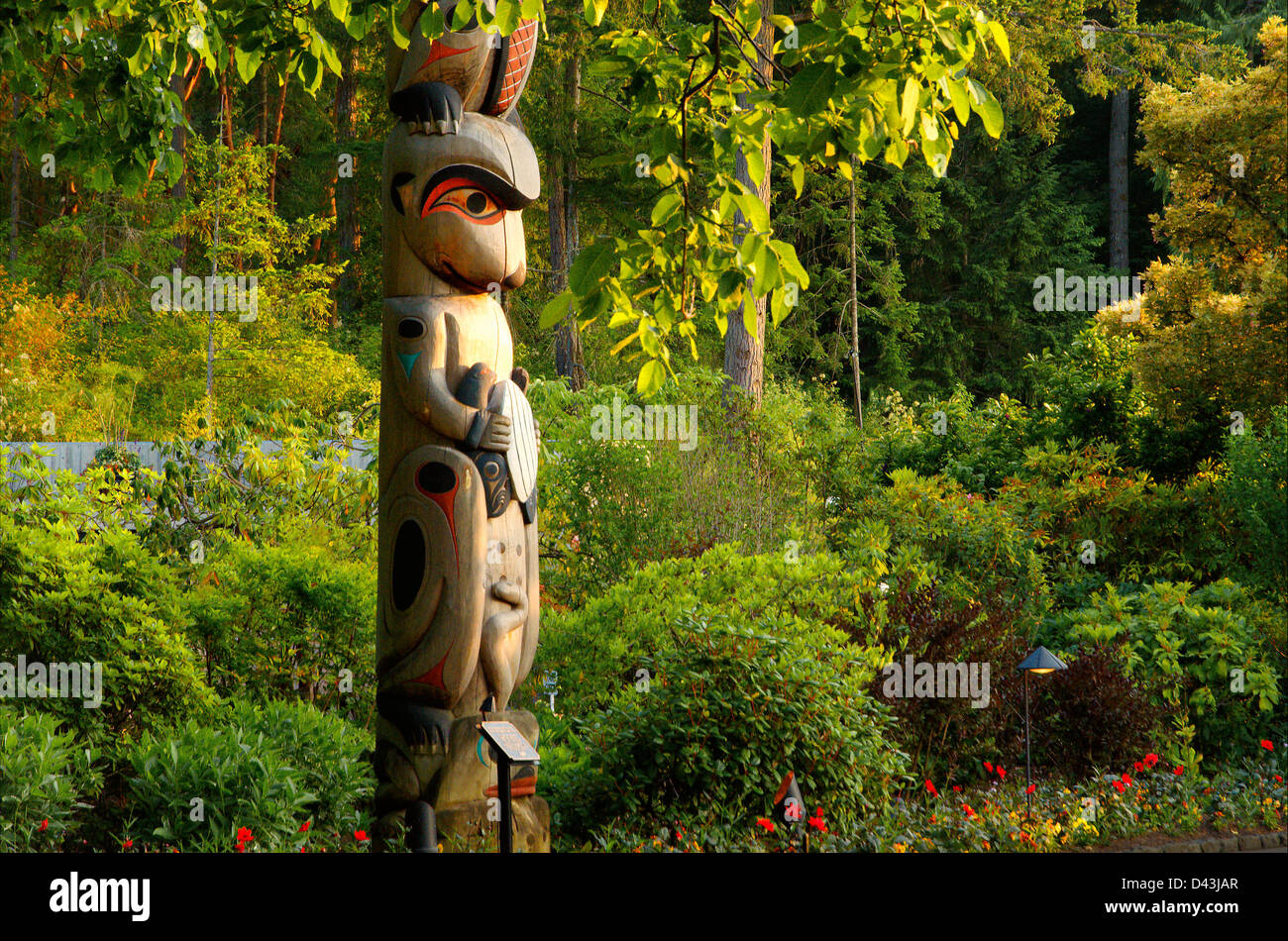 Butchart Gardens Clamshell Totem Pole Hi Res Stock Photography And