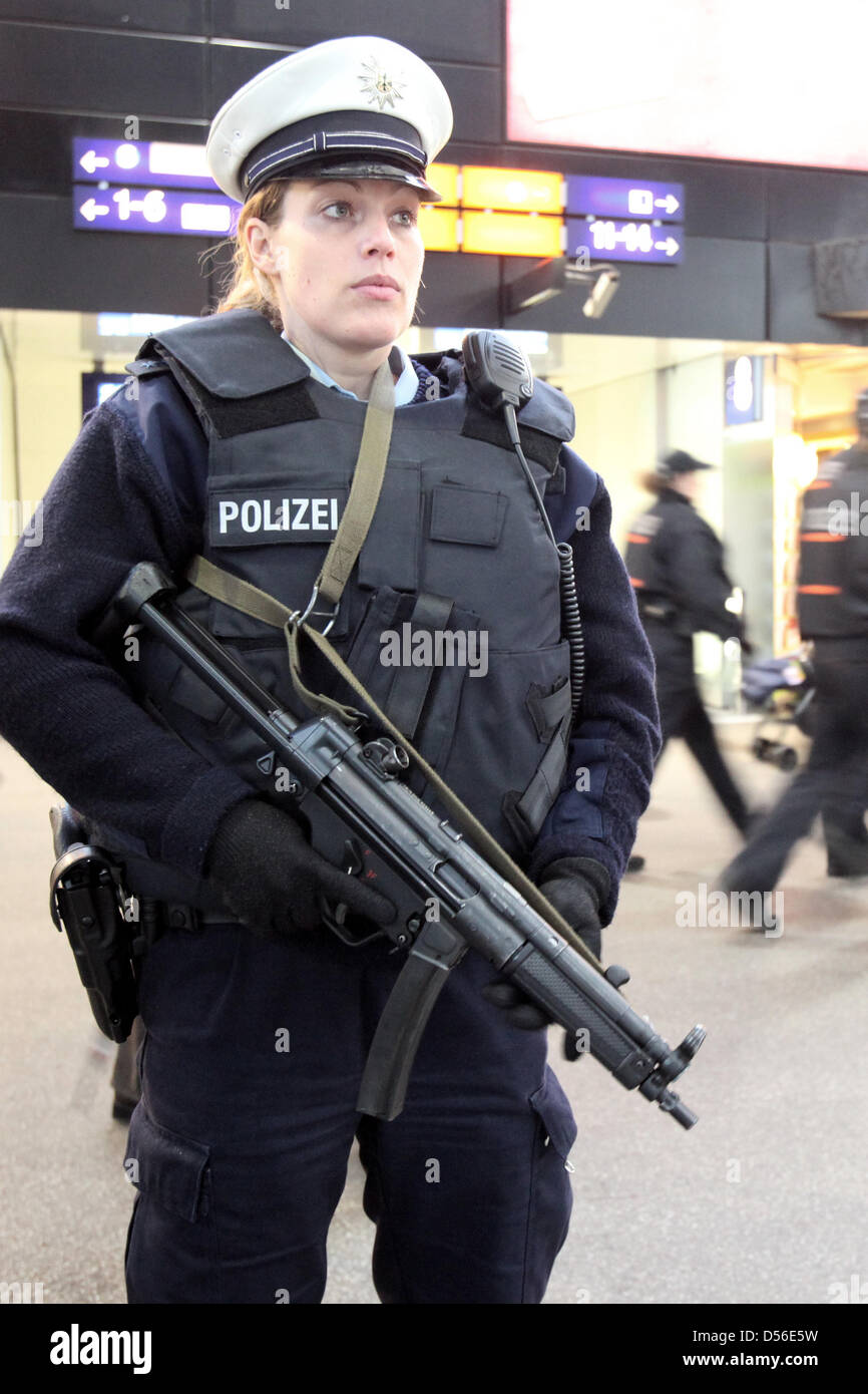 Polizistin fickt Polizistin fickt