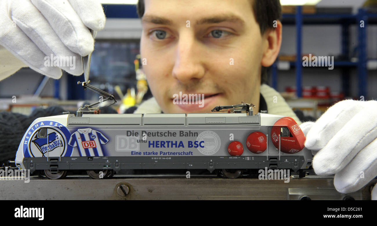 Employee André Baumbach assembles the E-Lok BR 101 with the varnish ''Hertha