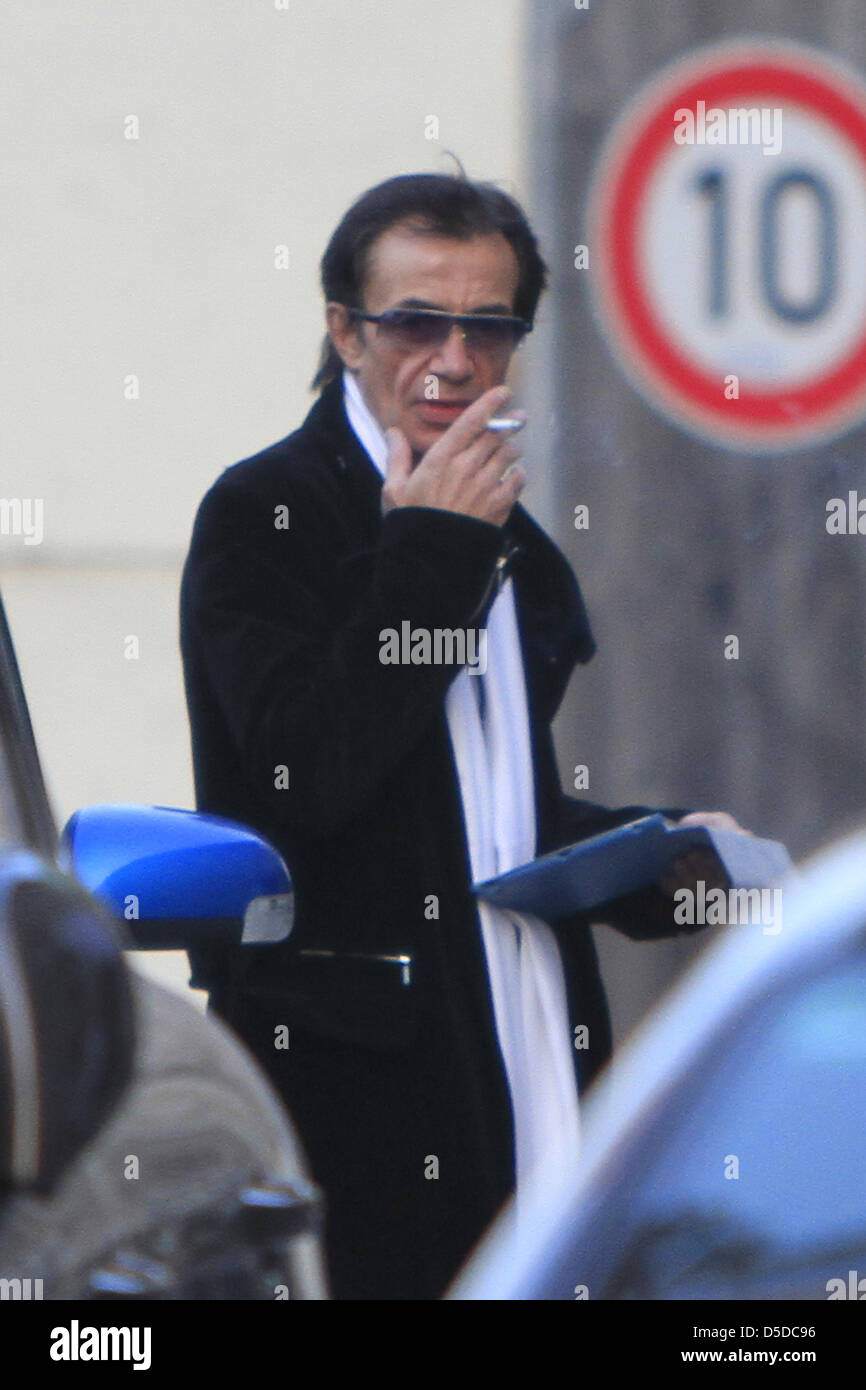 Jean Michel Jarre fumando un cigarrillo (o marihuana)
