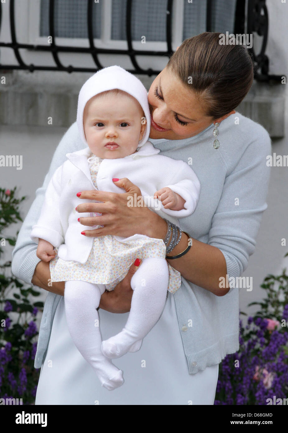 swedish-crown-princess-victoria-holds-her-daughter-princess-estelle-D68GMD.jpg