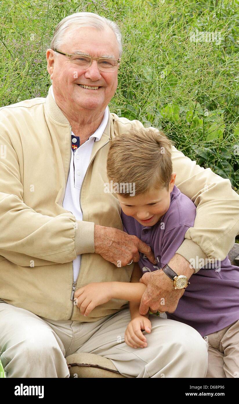 prince-henrik-and-prince-christian-attend-the-annual-photo-session-D68P96.jpg