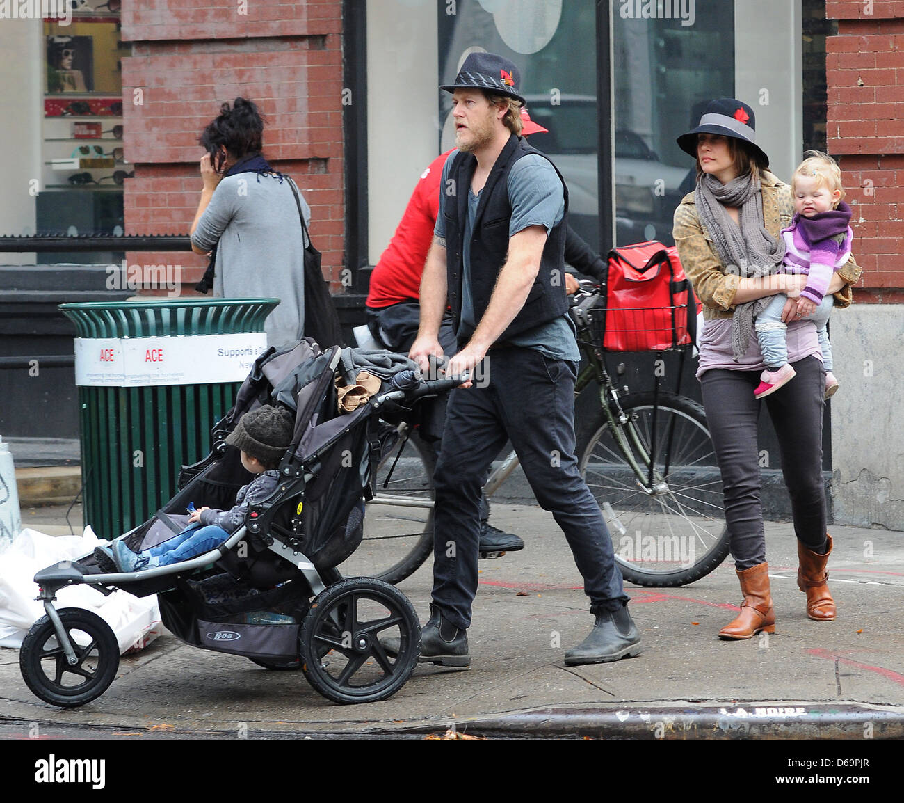 Renn Hawkey, Vera Farmiga, Gytta Lubov Hawkey and Fynn Hawkey Vera Stock Photo: 55534383 - Alamy