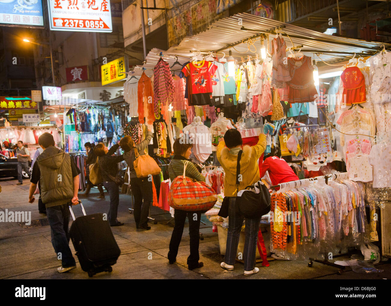 China, Hong Kong, Yau Ma Tei, shoppers at Temple Street night market Stock Photo, Royalty Free