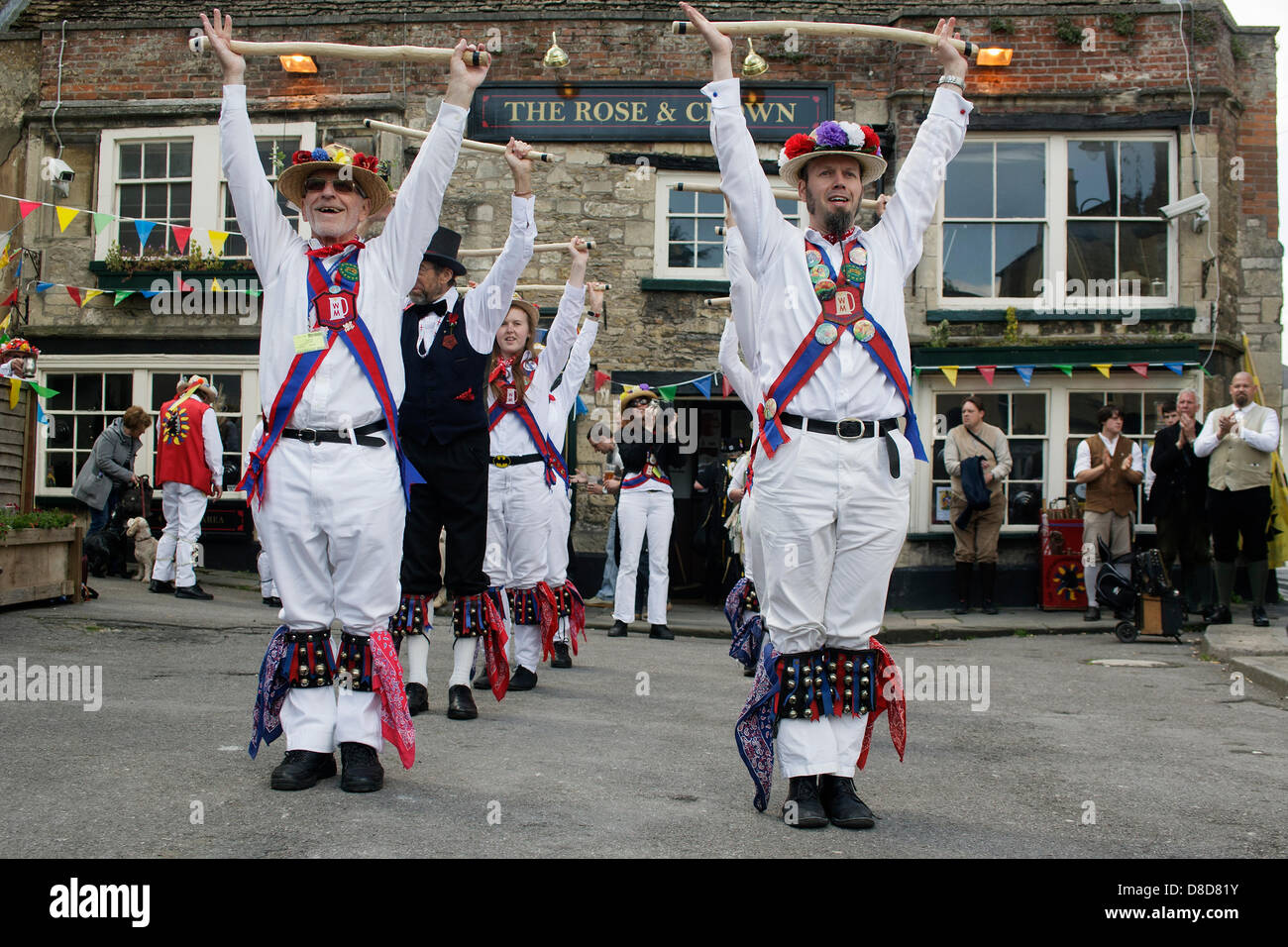 Chippenham, Wltshire, UK. 25th May, 2013. Morris dancers perform on