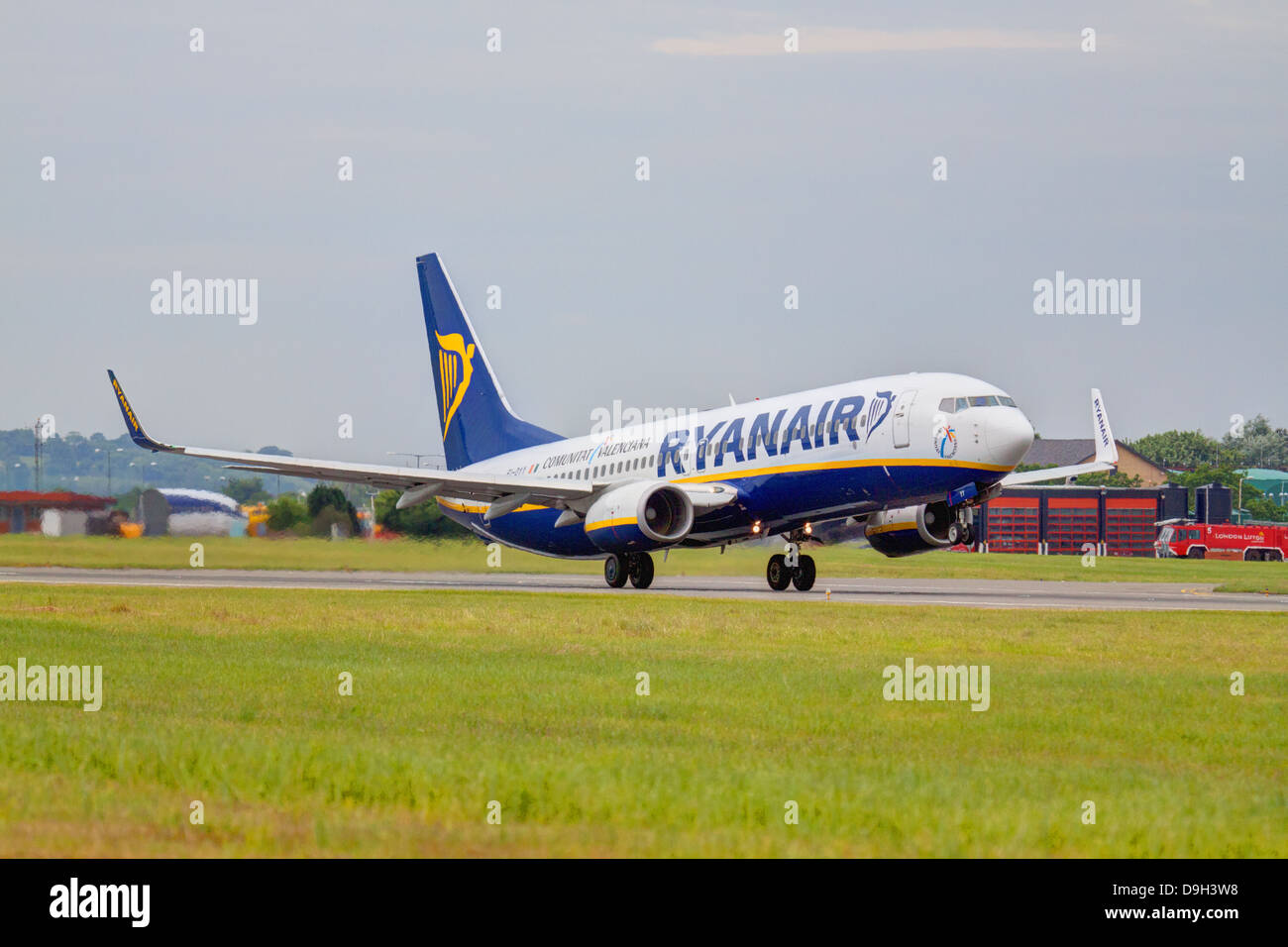 Ryanair Boeing Ei Dyy Taking Off From London Luton Airport Ltn