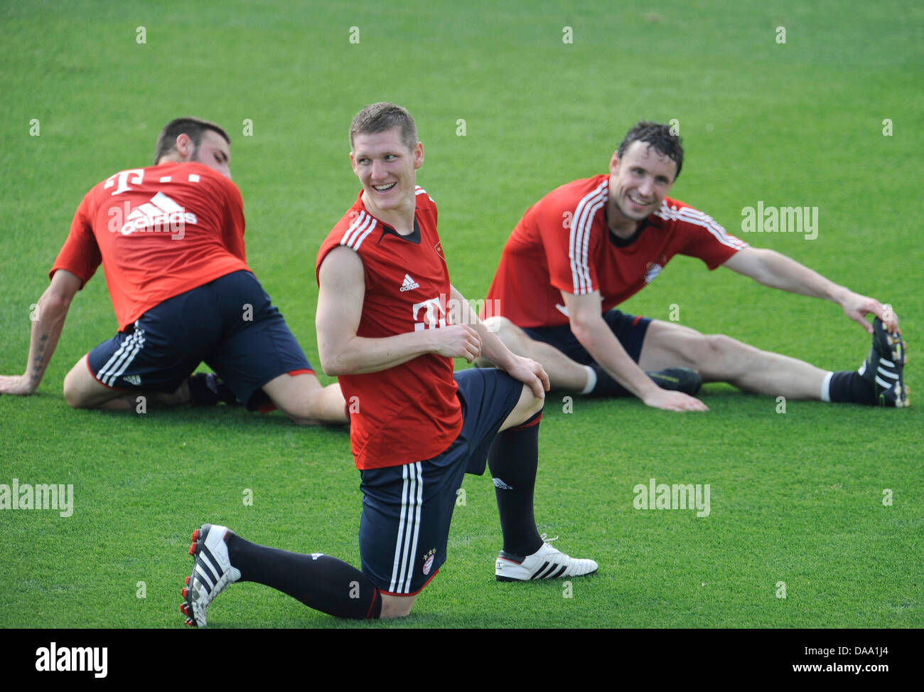 FC Bayern Munich's Diego Contento (L-R), Bastian Schweinsteiger and