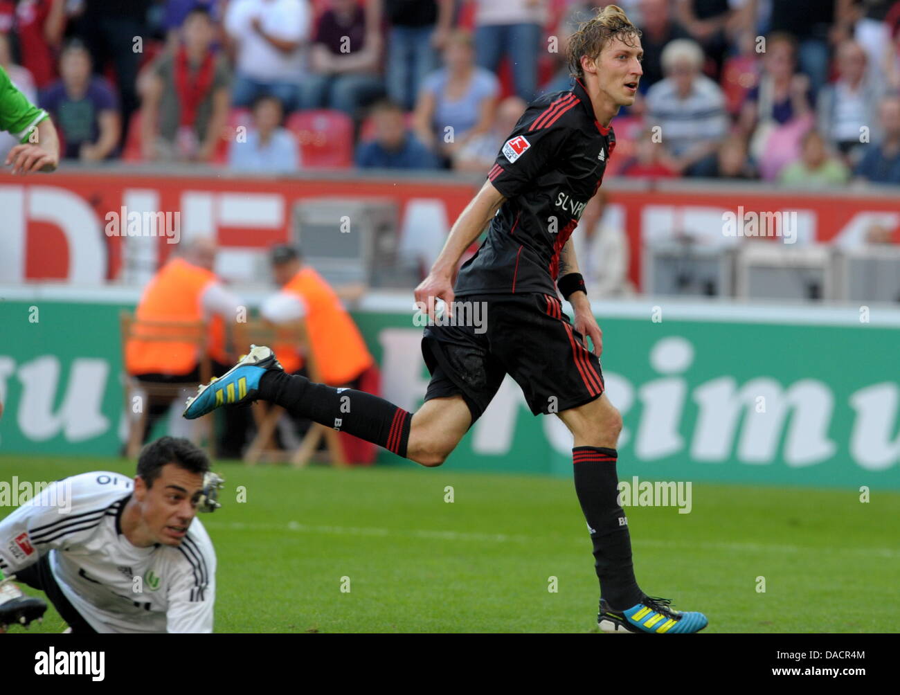 Leverkusen S Stefan Kiessling Celebrates His Goal Next To Wolfsburg